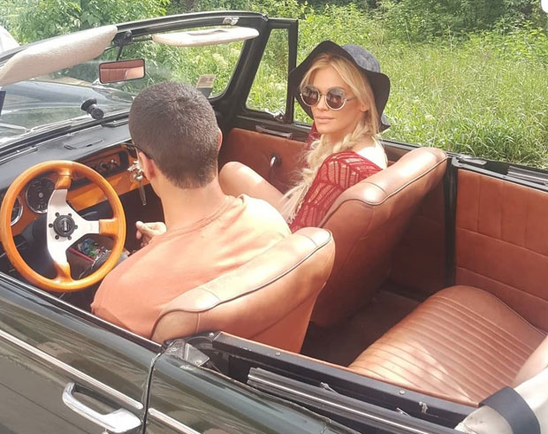 ПЕВАЧИЦА ОБЈАВИЛА ИНТРИГАНТНЕ ФОТКЕ: Наташа Беквалац у кабриолету са непознатим мушкарцем
